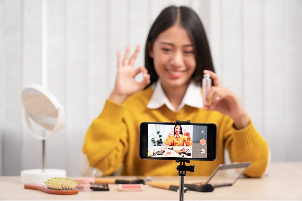 influencer selling on social media live streams