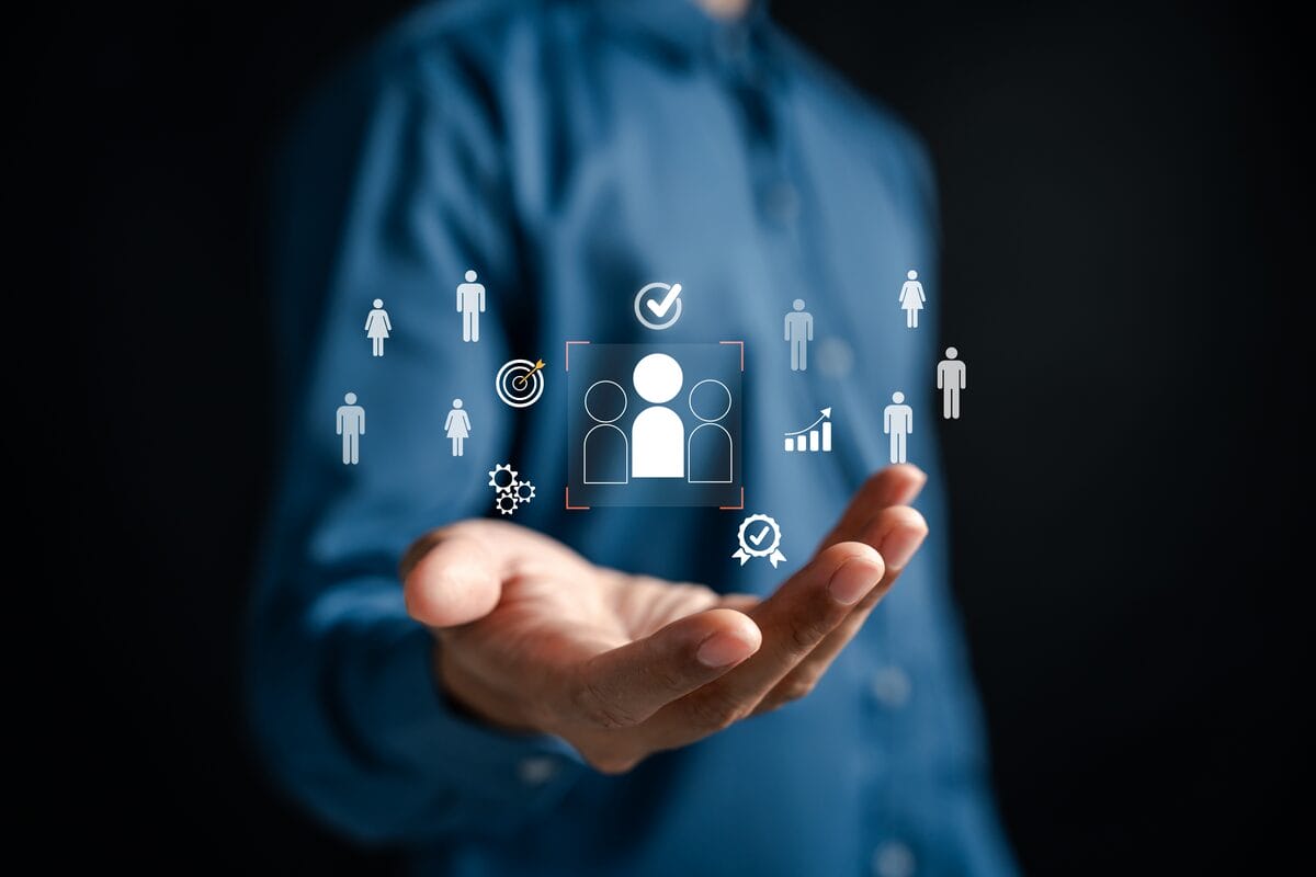 Traffic and audience comparison between selling platforms Amazon eBay and Shopify