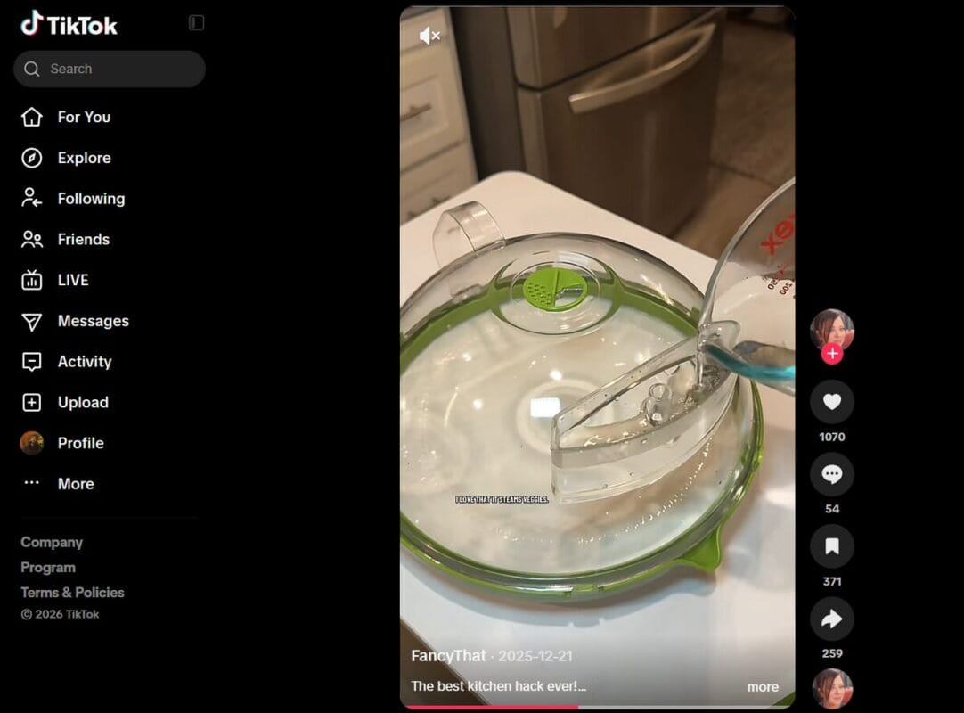 TikTok ad demonstrating a microwave splatter and food cover in use